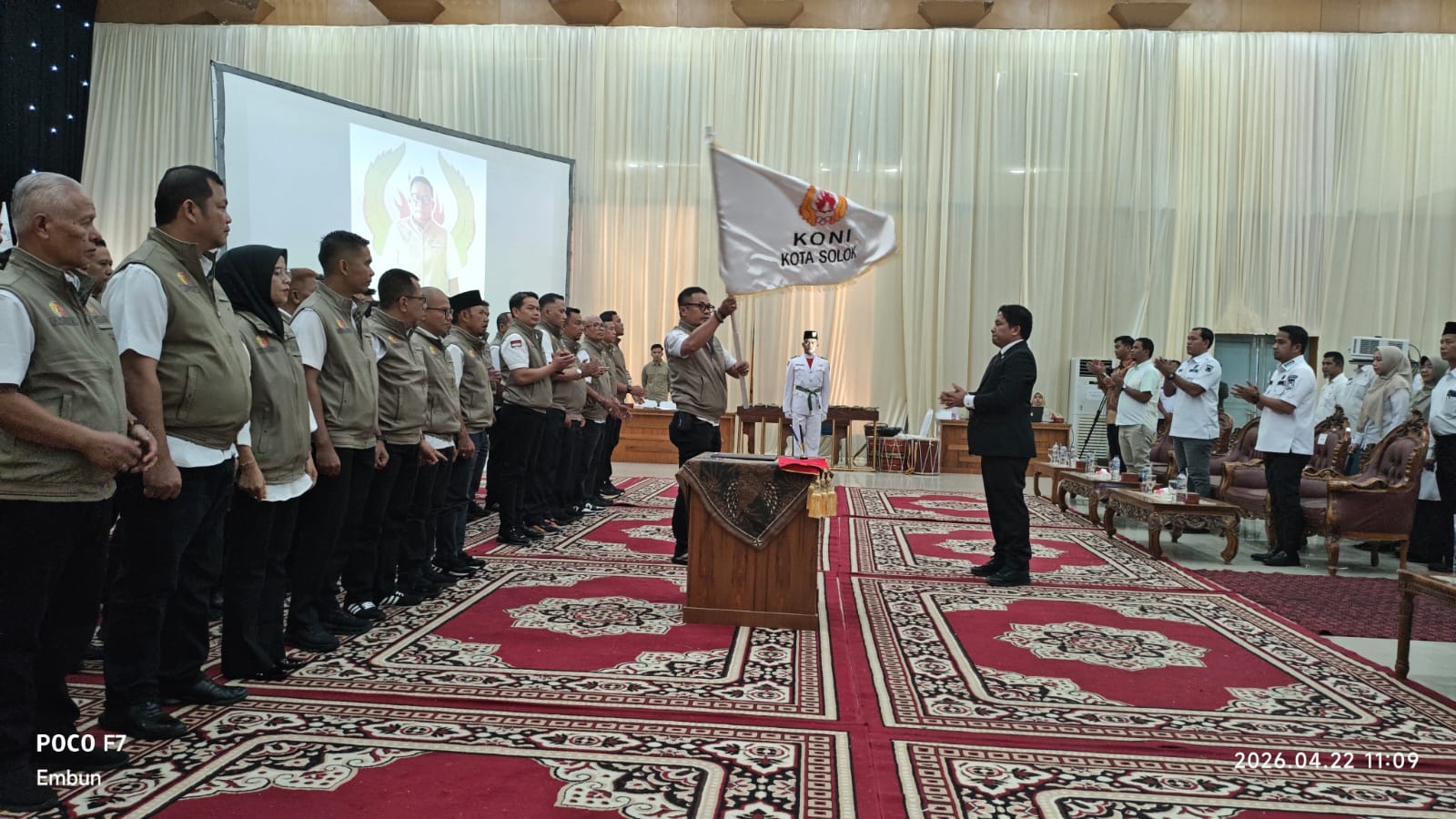 Penyerahan bendera KONI kepada Rudi Horizon